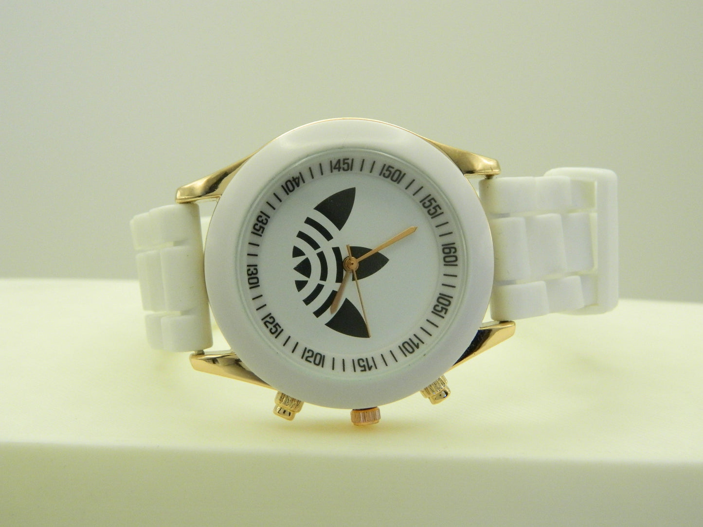 Three Leaf Generic Quartz White Watch image 4