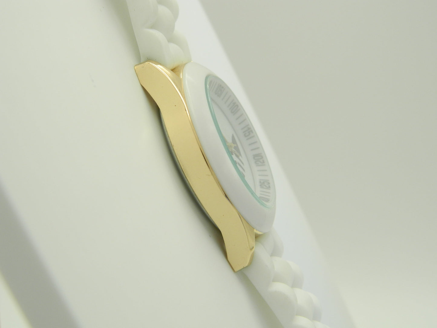 Three Leaf Generic Quartz White Watch image 3